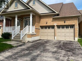 21 Trailside Walk in Brampton, ON - Building Photo