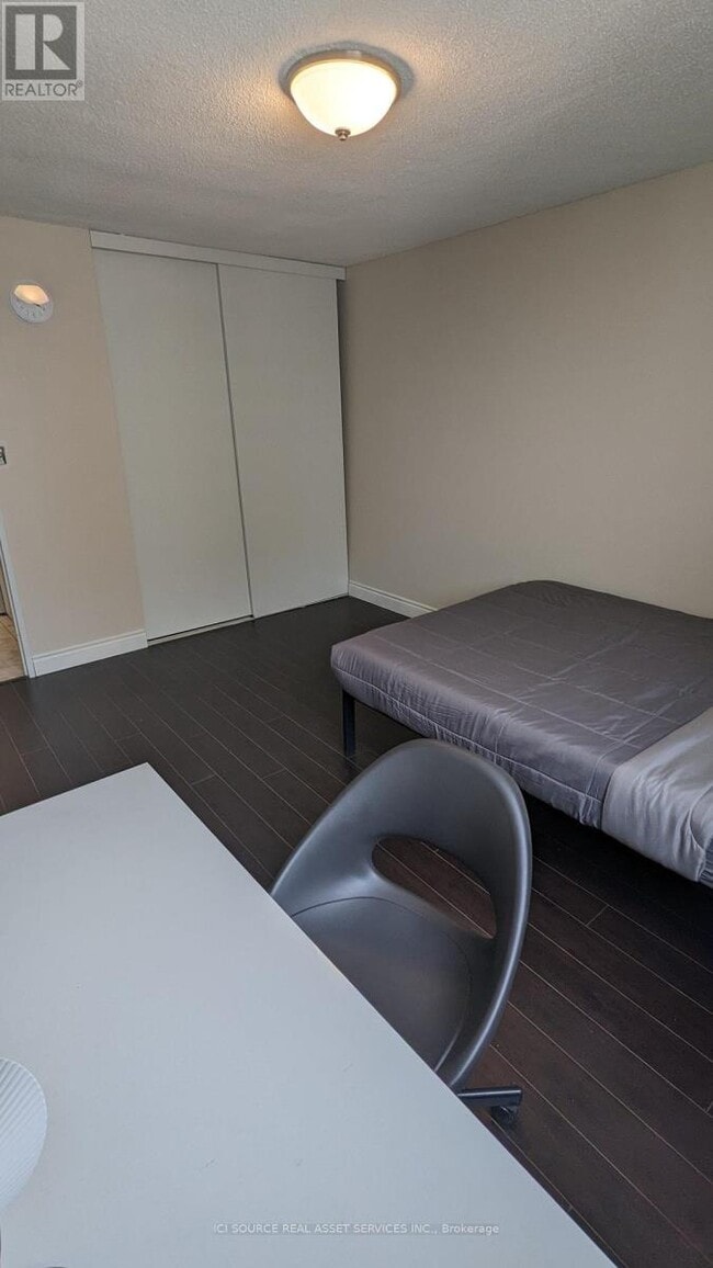 340-2340 Dixon Rd in Toronto, ON - Building Photo - Building Photo