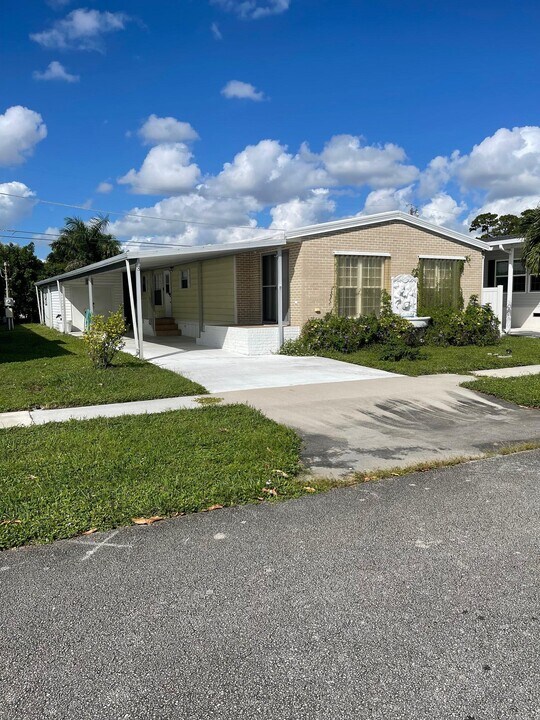 4067 White Pine Dr in Boynton Beach, FL - Building Photo
