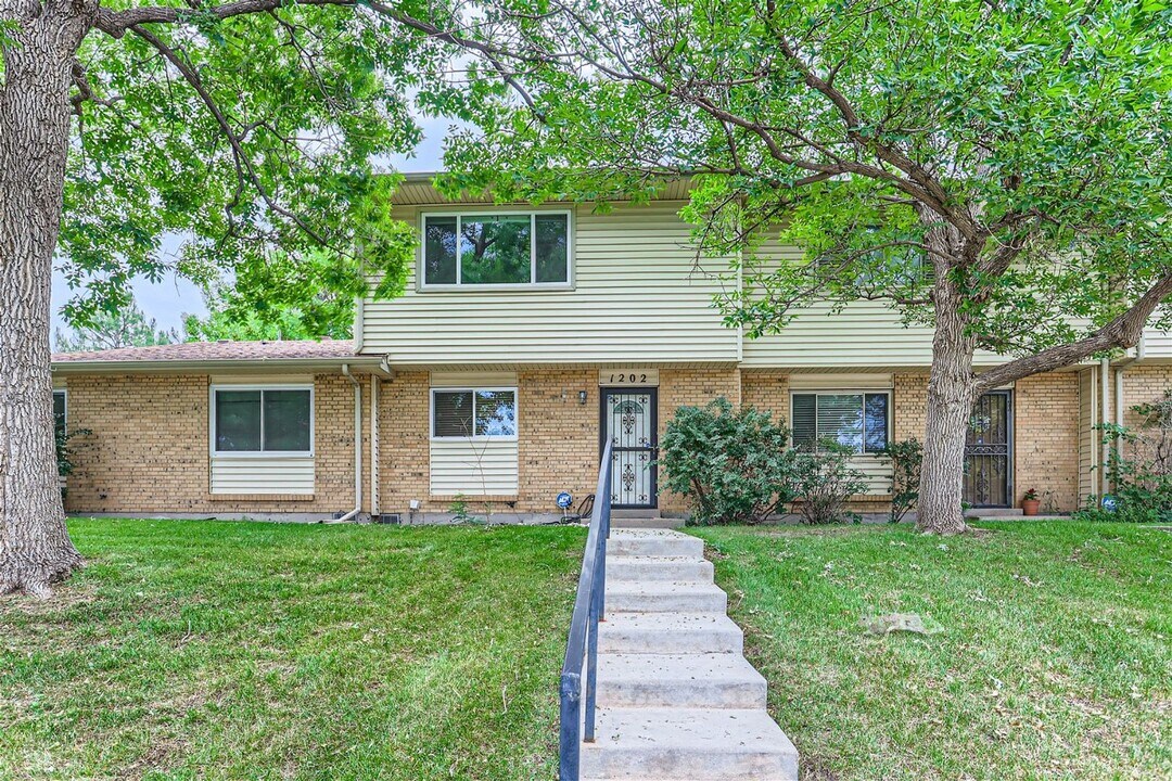 1202 S Troy St in Aurora, CO - Building Photo