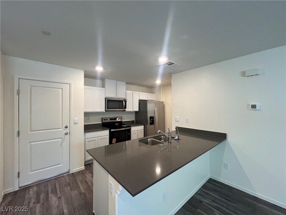 6113 Hibiscus Gdn St in North Las Vegas, NV - Building Photo