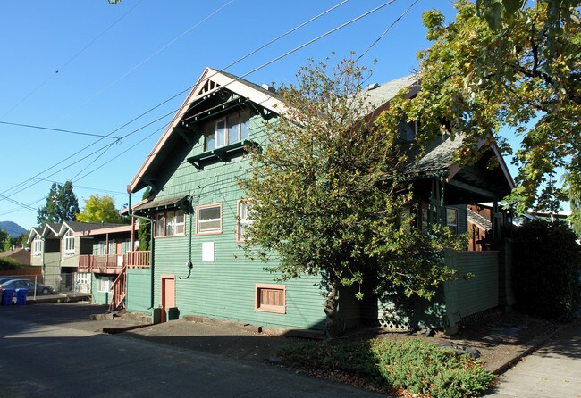 944 E 19th Ave in Eugene, OR - Foto de edificio - Building Photo