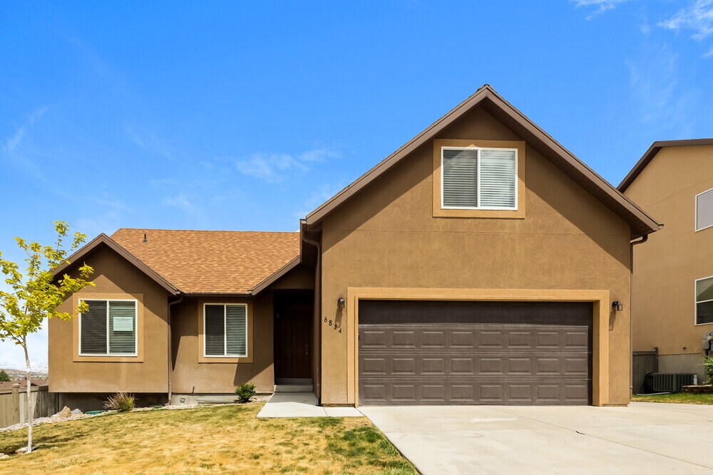 6824 Yakima Way in Eagle Mountain, UT - Building Photo