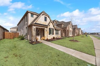 1249 W Yarrow Ave in Justin, TX - Foto de edificio - Building Photo