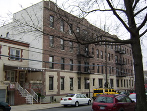 23-31 29th St in Long Island City, NY - Foto de edificio - Building Photo