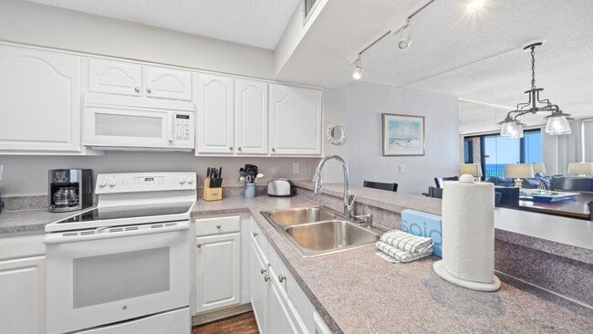 7205 Thomas Dr in Panama City Beach, FL - Building Photo - Building Photo