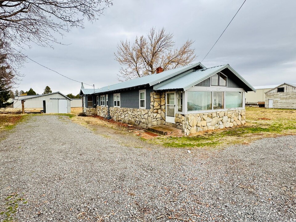 3401 Cove Ave in La Grande, OR - Building Photo