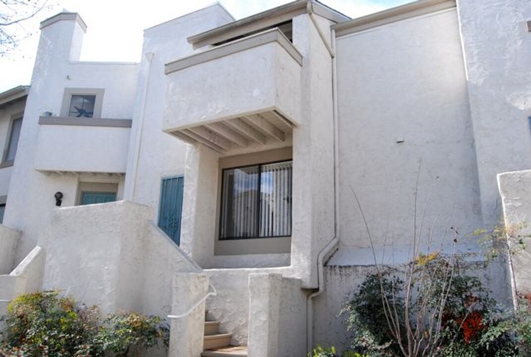 8470 Via Sonoma in San Diego, CA - Building Photo