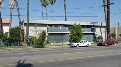 6745 Woodley Ave in Van Nuys, CA - Building Photo - Building Photo