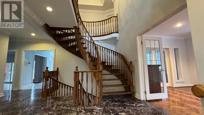 2501 Mississauga Rd in Mississauga, ON - Building Photo - Building Photo