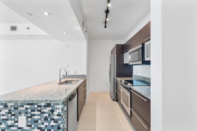 951 Brickell Ave, Unit 700 in Miami, FL - Building Photo - Building Photo