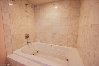 222 E Karen Ave in Las Vegas, NV - Foto de edificio - Building Photo