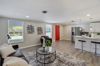 1018 Osprey Ct in Dunedin, FL - Building Photo - Building Photo