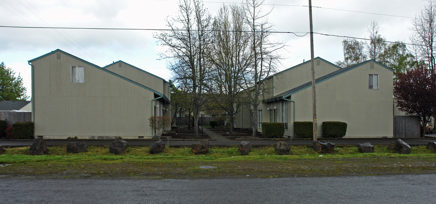 Lebonaire Apartments in Lebanon, OR - Building Photo