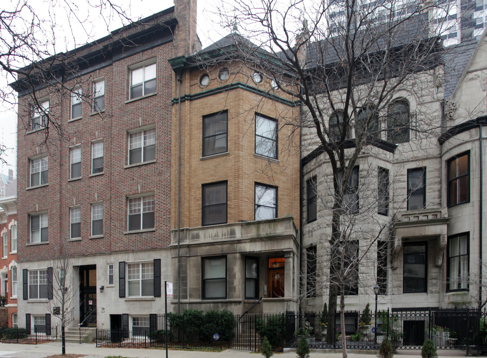 35 E Division St in Chicago, IL - Foto de edificio