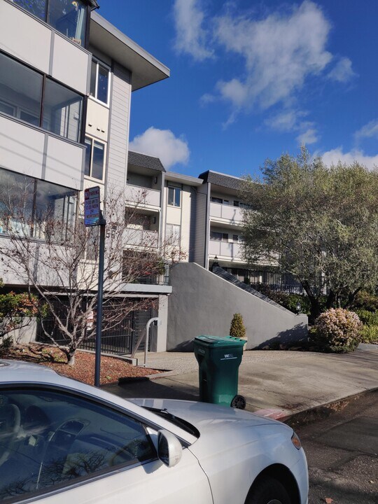 567 Oakland Ave in Oakland, CA - Building Photo