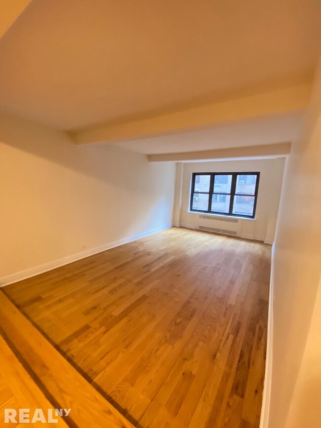 141 E 56th St in New York, NY - Building Photo - Building Photo