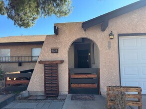 628 Hidden Valley Dr in Henderson, NV - Foto de edificio - Building Photo