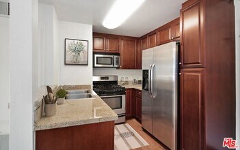 5545 Canoga Ave in Los Angeles, CA - Building Photo - Building Photo