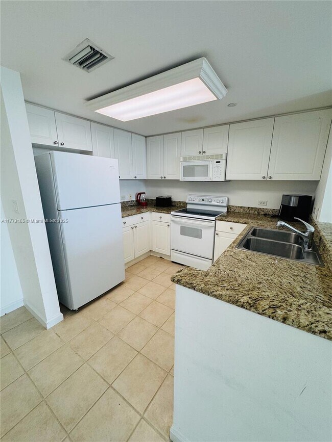 19501 W Country Club Dr in Aventura, FL - Foto de edificio - Building Photo