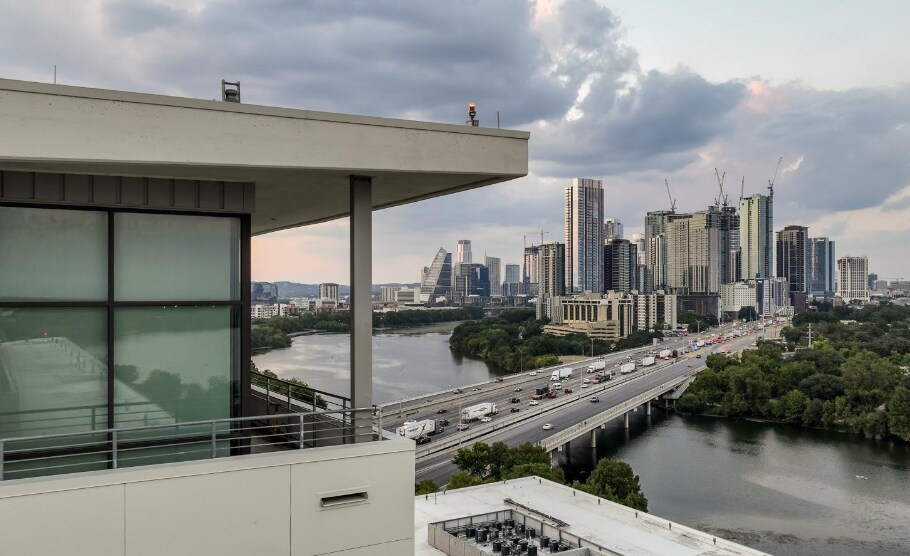 1300 E Riverside Dr in Austin, TX - Building Photo