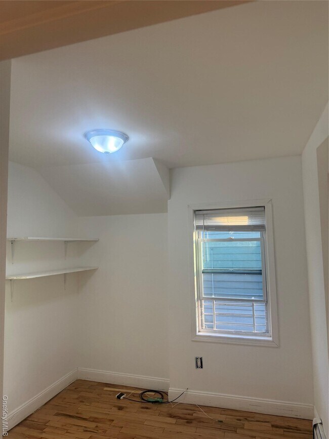 28 Clinton Ave in Inwood, NY - Building Photo - Building Photo