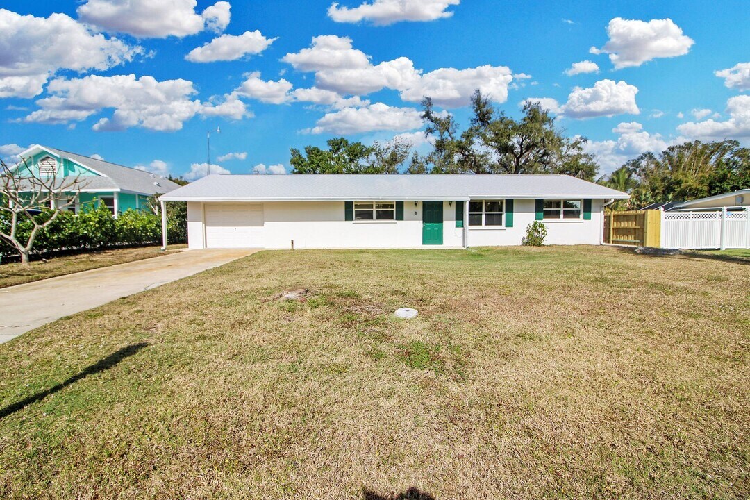 320 Pavonia Rd in Nokomis, FL - Building Photo