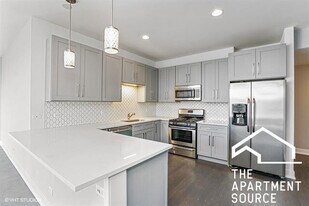 3620 W Irving Park Rd, Unit 2F in Chicago, IL - Building Photo