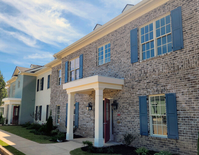 The Village Courtyard Apartments in Aiken, SC - Foto de edificio - Building Photo