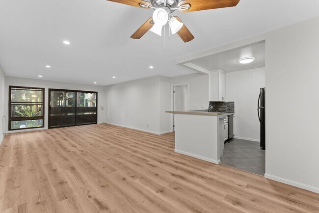 8650 Gulana Ave, Unit L2168 in Los Angeles, CA - Building Photo - Building Photo