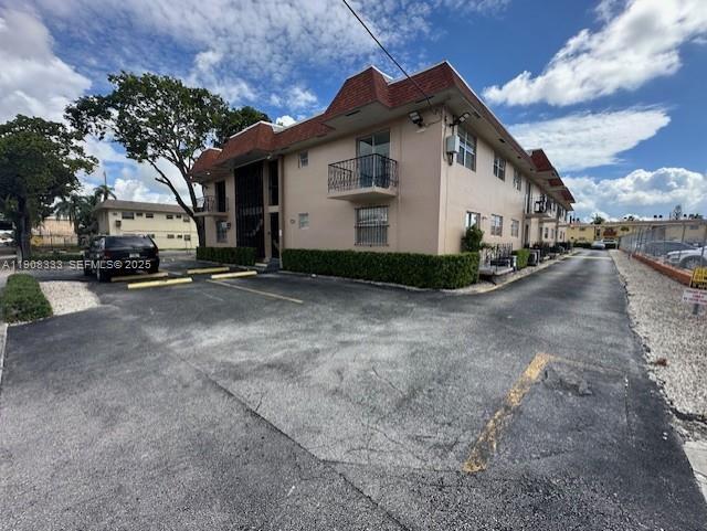 1015 NW 45th Ave in Miami, FL - Foto de edificio - Building Photo