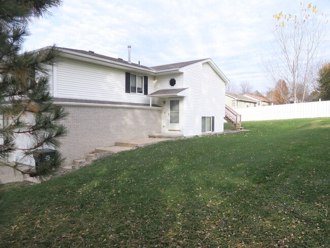 505 Michael Dr in Gretna, NE - Foto de edificio - Building Photo
