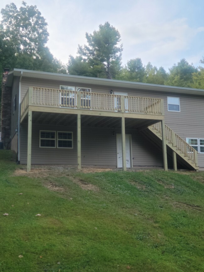 11364 Countyline Rd NE in Bent Mountain, VA - Building Photo - Building Photo