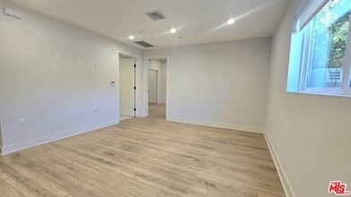 1530 S Hayworth Ave, Unit 101 in Los Angeles, CA - Foto de edificio - Building Photo