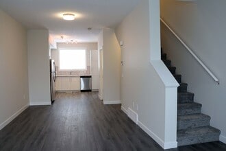 600 Bellerose Dr in St. Albert, AB - Building Photo - Building Photo