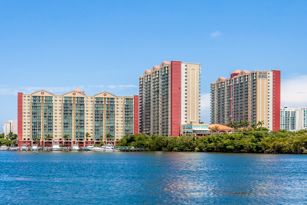 Intracoastal Yacht Club in North Miami Beach, FL - Foto de edificio
