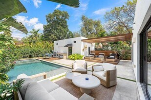 445 NE 76th St in Miami, FL - Building Photo