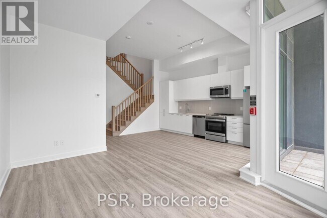 200-200 Deerfield Rd in Newmarket, ON - Building Photo - Building Photo