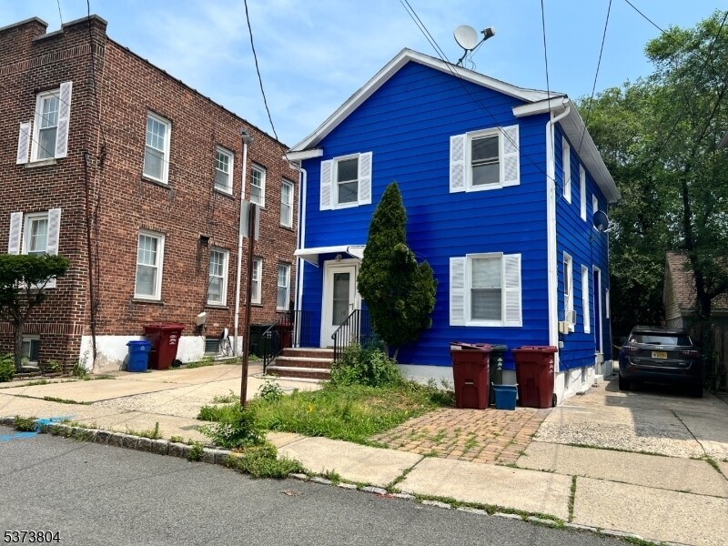 10 Humbert St in Nutley, NJ - Building Photo