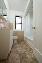 7701 S Yates Blvd Chicago, IL 60649 in Chicago, IL - Foto de edificio - Building Photo