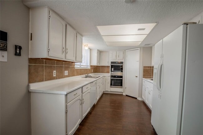 10106 Lost Trail St in Houston, TX - Building Photo - Building Photo