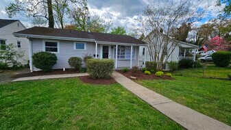 231 Shamrock Rd in Charlottesville, VA - Building Photo