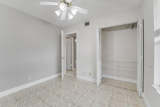 21915 Lake Forest Cir in Boca Raton, FL - Building Photo - Building Photo