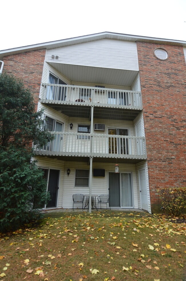 4408 W Shamrock Ln in McHenry, IL - Building Photo - Building Photo