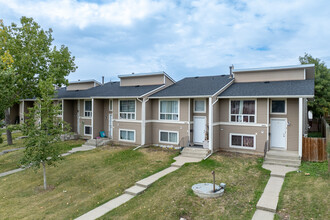 2803 13th Ave SE in Calgary, AB - Building Photo - Primary Photo