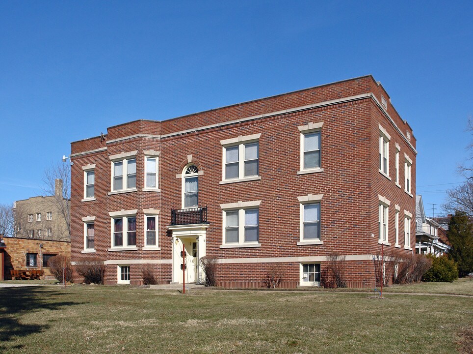 1020 W 5th St in Lorain, OH - Foto de edificio