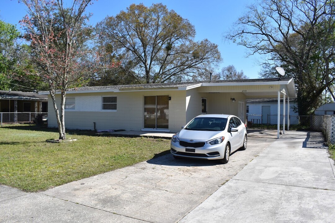 4735 Redstone Dr in Jacksonville, FL - Building Photo