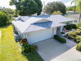 2113 Malcolm Dr in Palm Harbor, FL - Building Photo