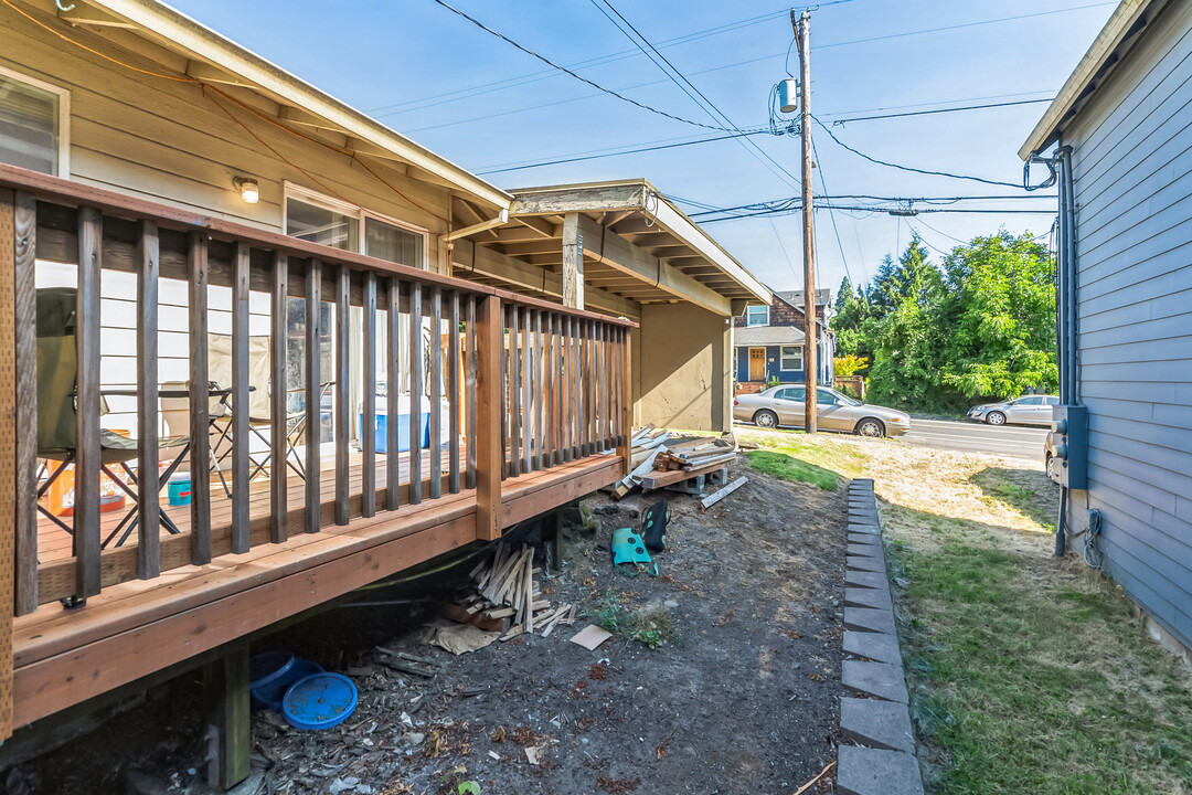 1912 SE Tacoma St in Portland, OR - Building Photo