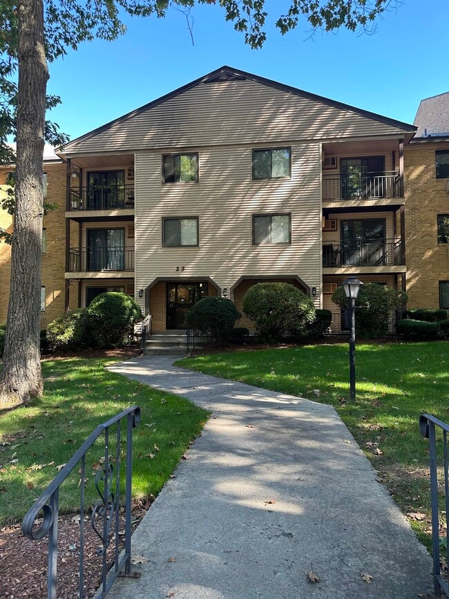 23 Country Club Dr in Manchester, NH - Building Photo - Building Photo